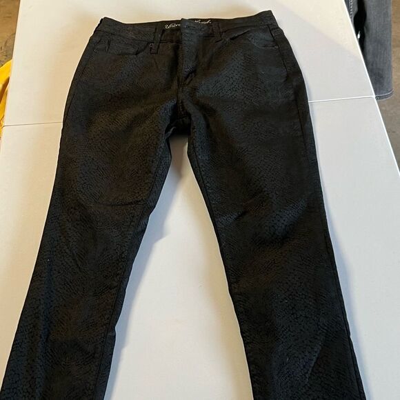 2 Pair- Universal Thread jeans - Picture 7 of 11
